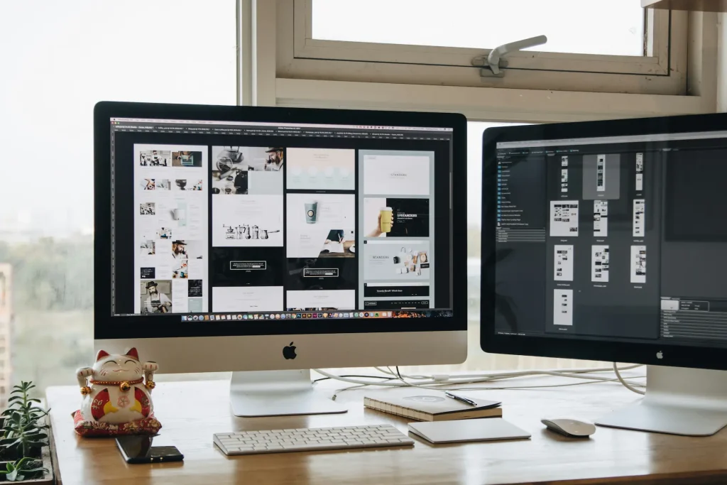 Agence web Arras : double écran avec maquettes de sites en cours de design.