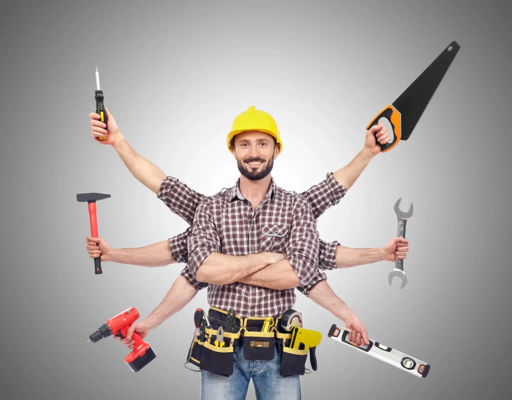 Illustration d’un ouvrier polyvalent avec casque jaune et ceinture à outils, représenté avec plusieurs bras tenant tournevis, scie, marteau, clé, perceuse et niveau, sur fond gris.