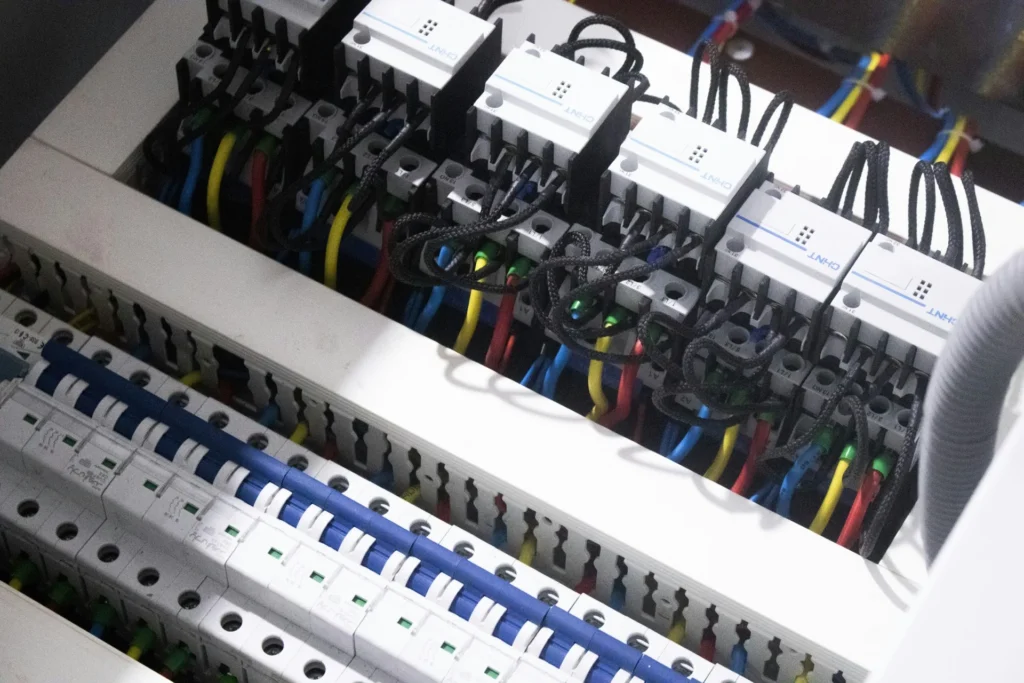 Faisceau de câbles raccordés à un tableau électrique en intervention