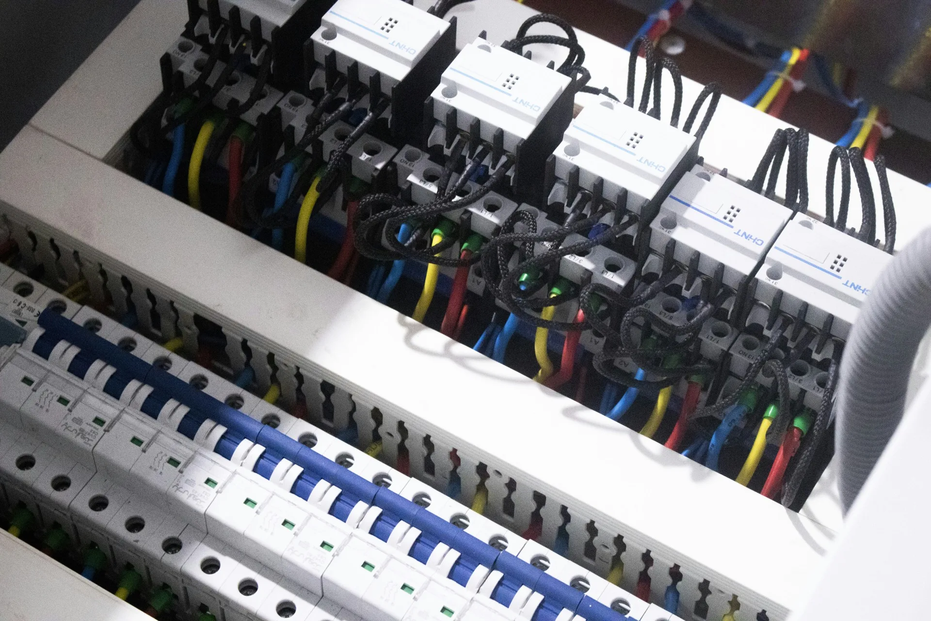Faisceau de câbles raccordés à un tableau électrique en intervention