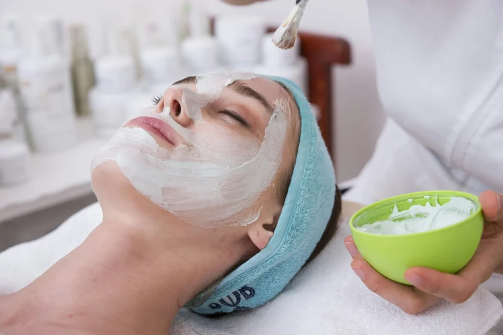 Soin du visage avec masque crème en cabine de beauté