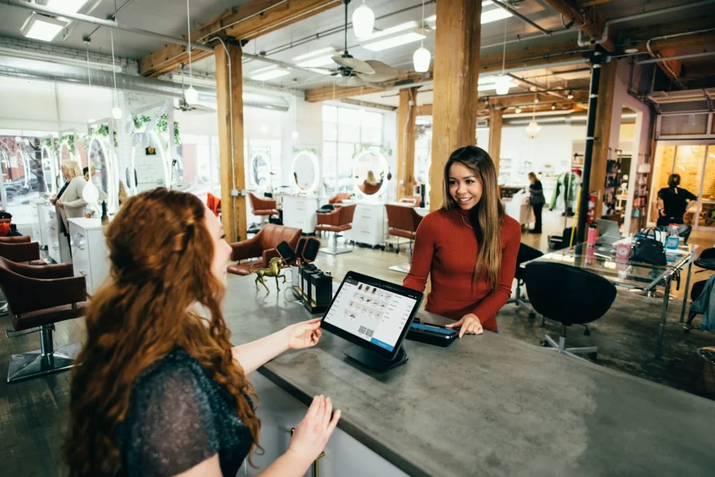 Commerçante dans sa boutique, illustrant la création de site internet adaptée à chaque métier