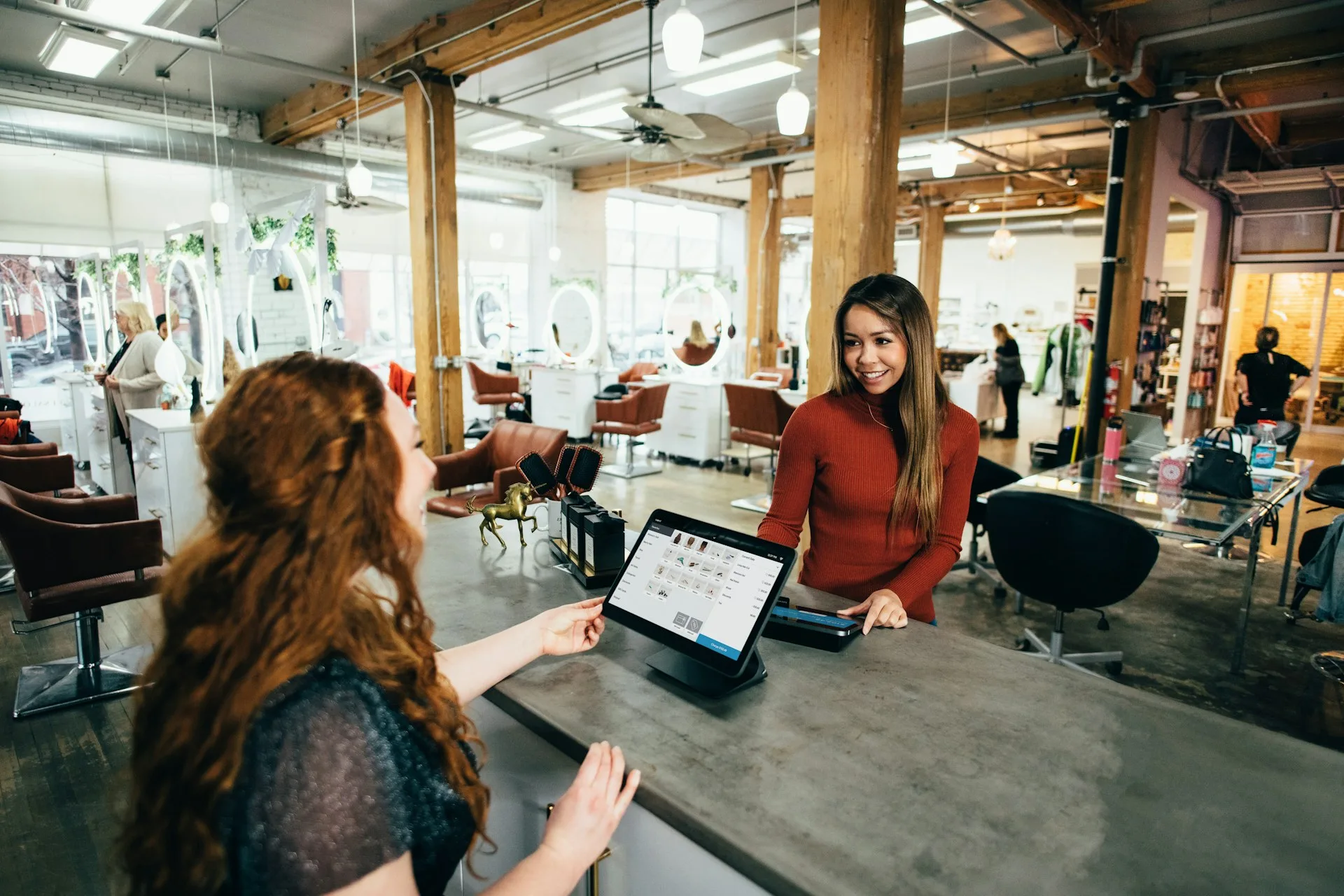 Commerçante dans sa boutique, illustrant la création de site internet adaptée à chaque métier