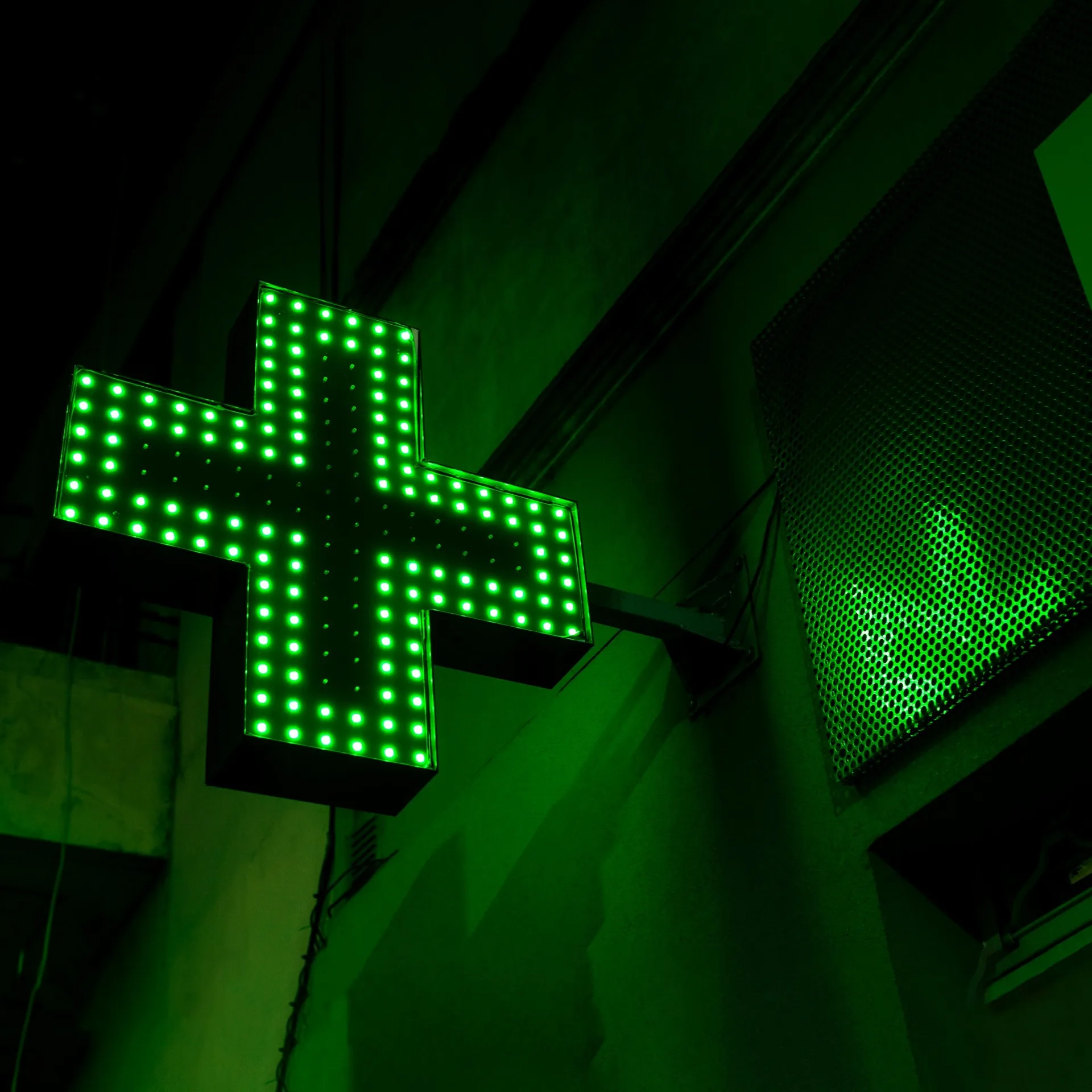 Croix verte de pharmacie, signalétique officinale française