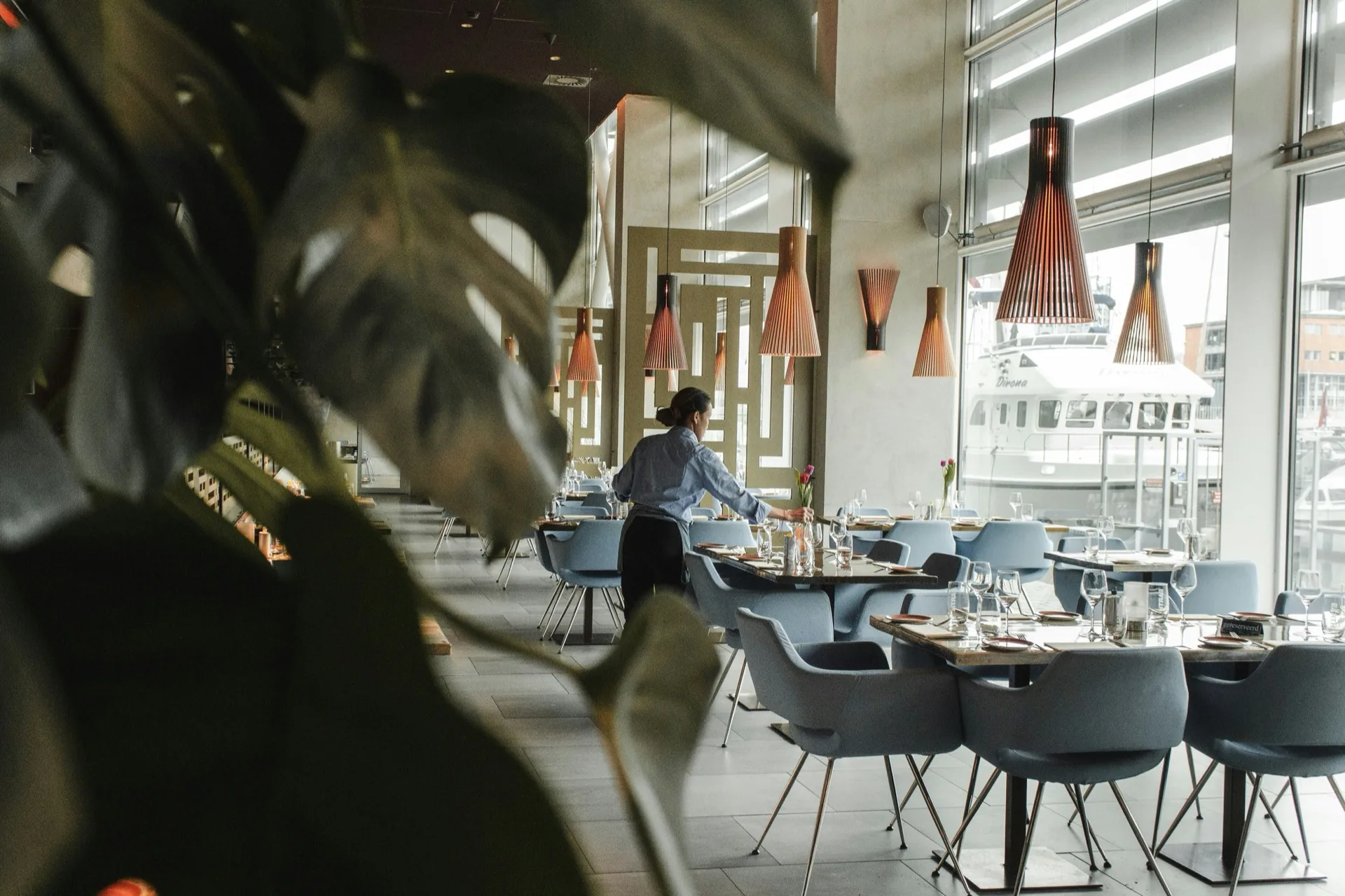 Table dressée en bois sombre dans une salle aux tons chaleureux
