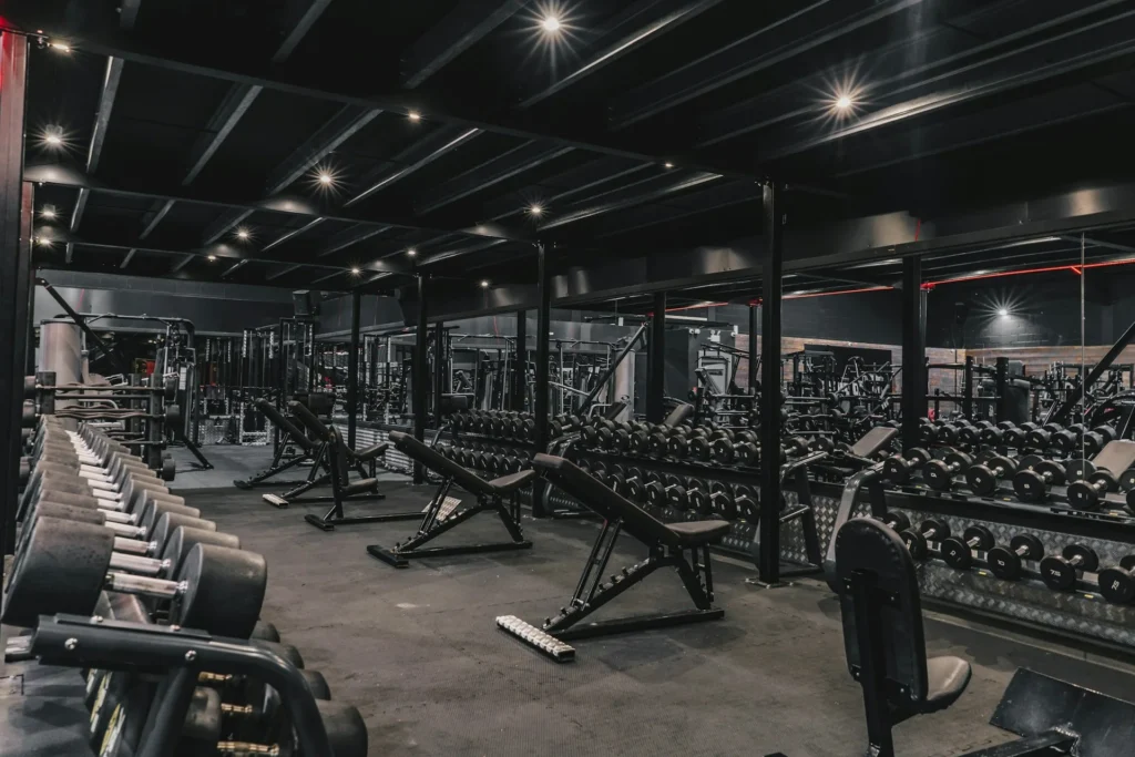 Vue d'une salle d'entraînement moderne remplie de machines et de poids libres