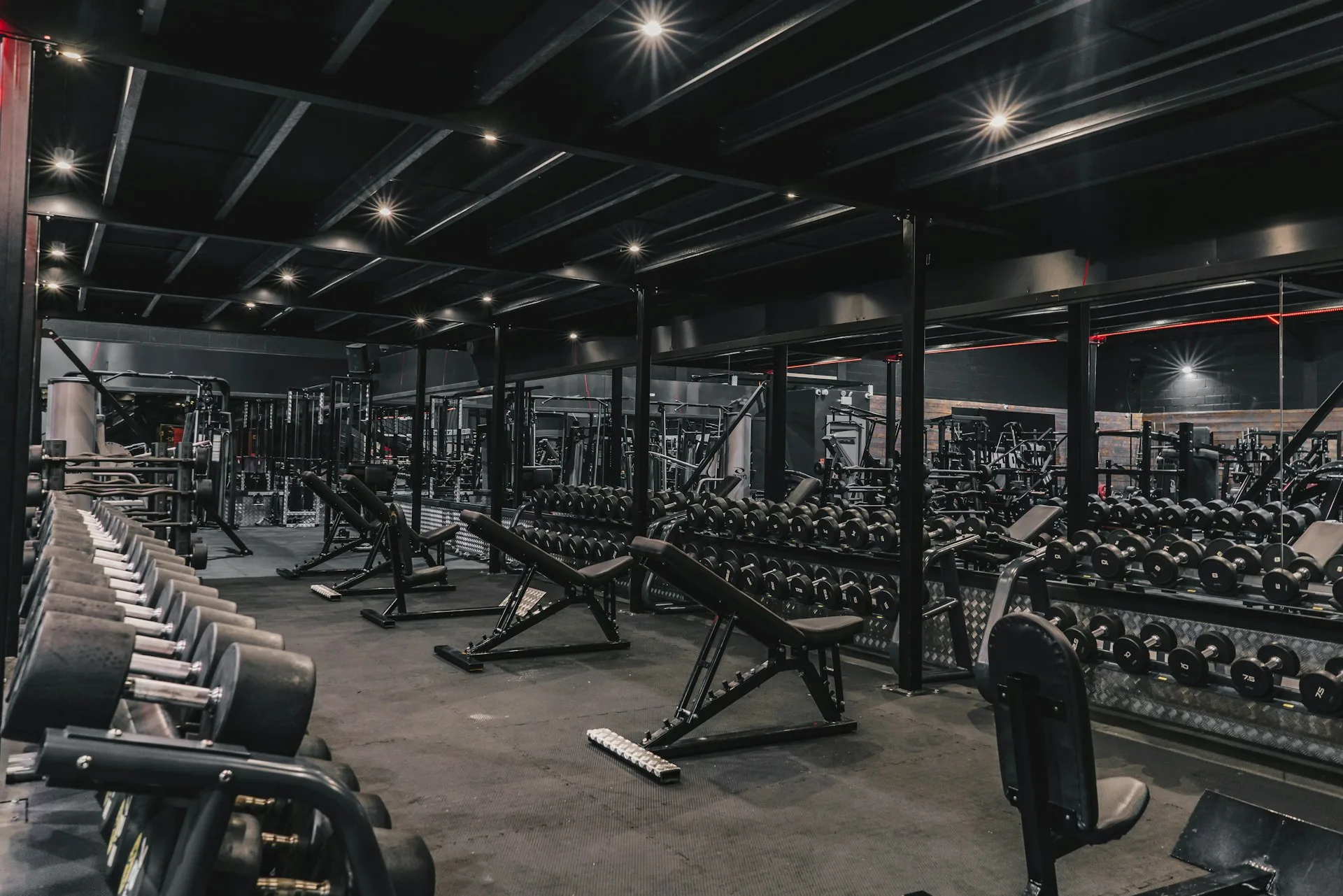 Vue d'une salle d'entraînement moderne remplie de machines et de poids libres