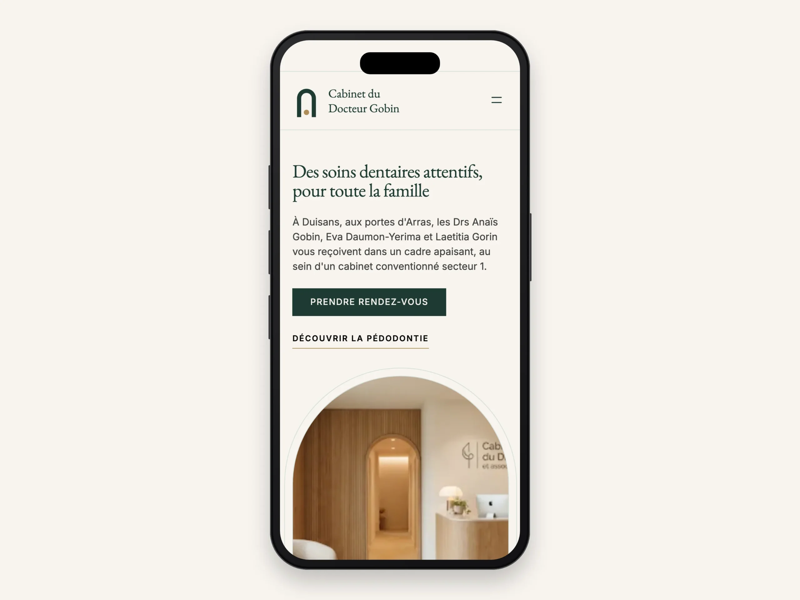 Mockup iPhone affichant la version mobile du site du cabinet dentaire