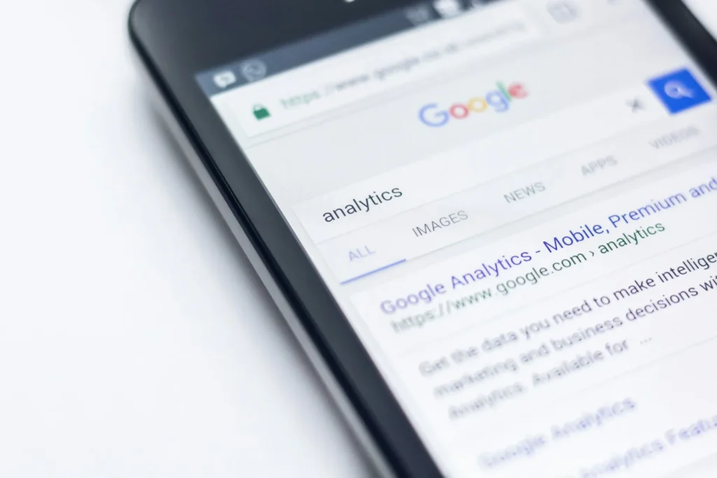 Recherche Google sur smartphone, illustrant le mode IA (AI Mode) de Google