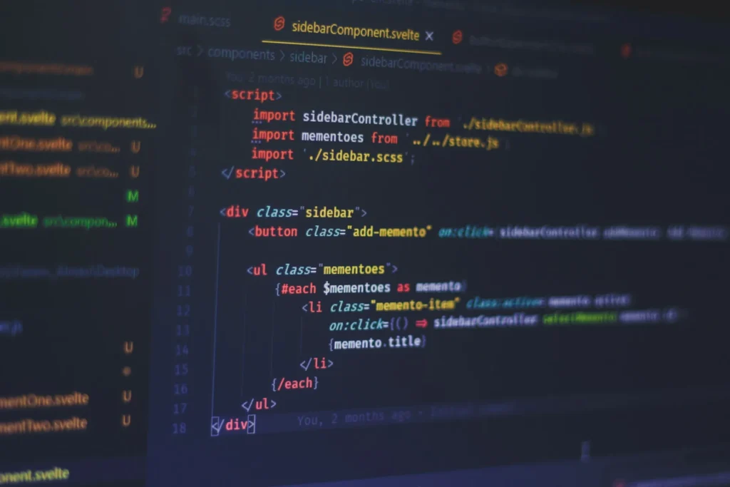Écran de développeur sombre affichant du code source moderne