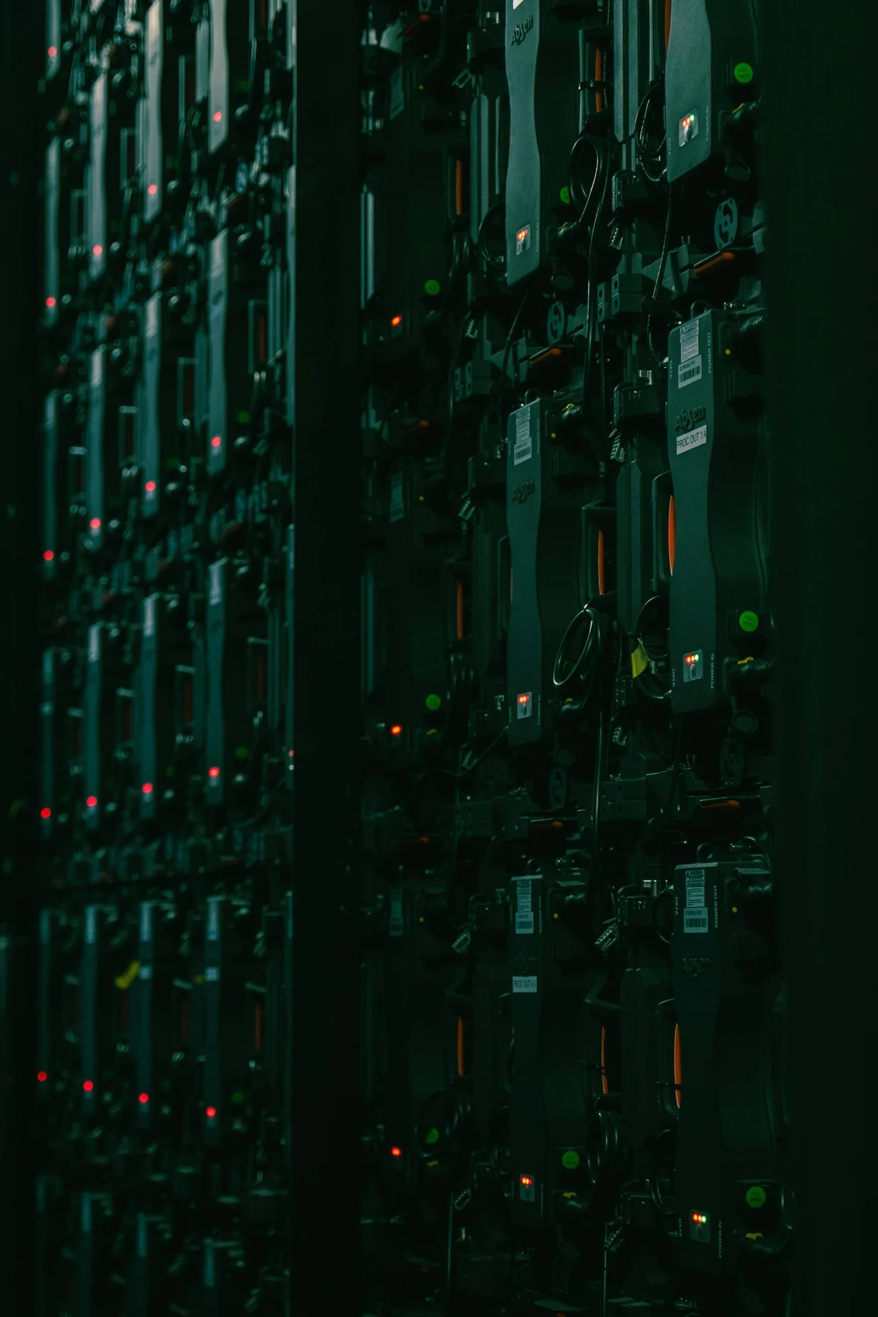 Salle serveur moderne avec baies d'équipements informatiques alignées
