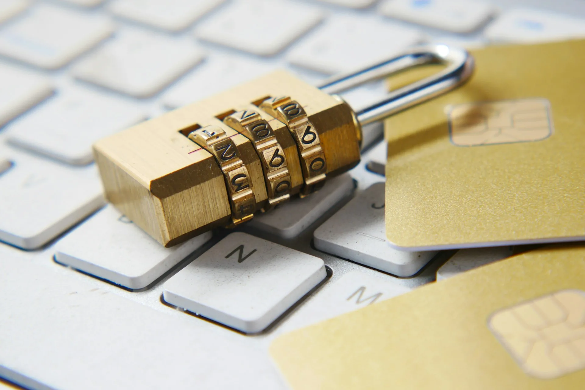 Cadenas posé sur un clavier, illustrant la protection des données et le RGPD