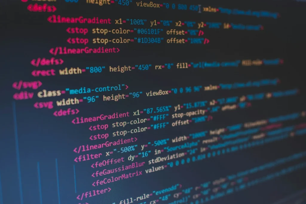 Lignes de code HTML colorées affichées dans un éditeur de code