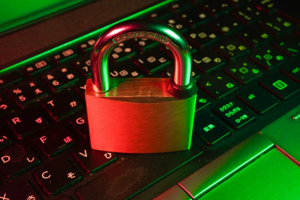 Cadenas rouge posé sur un clavier d'ordinateur noir, symbole de sécurité