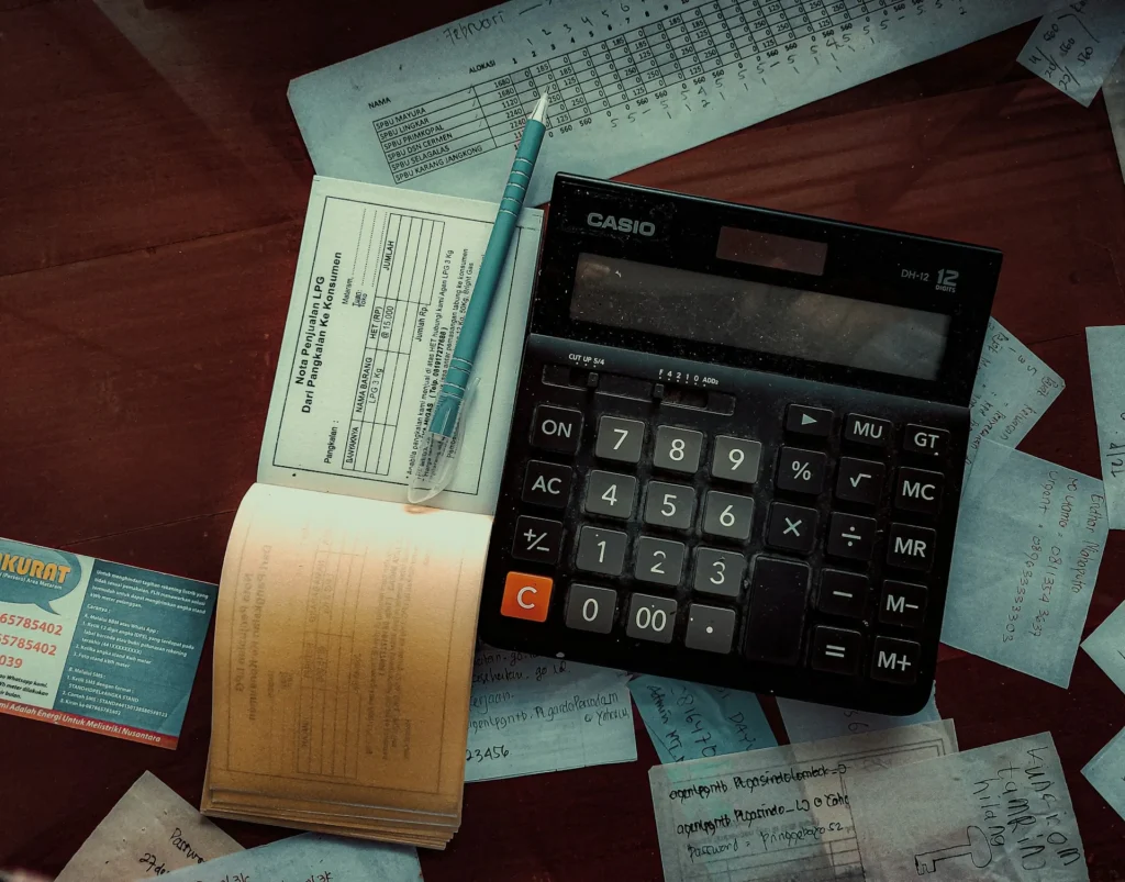 Calculatrice posée sur une feuille de déclaration fiscale, dans un bureau d'expert-comptable.