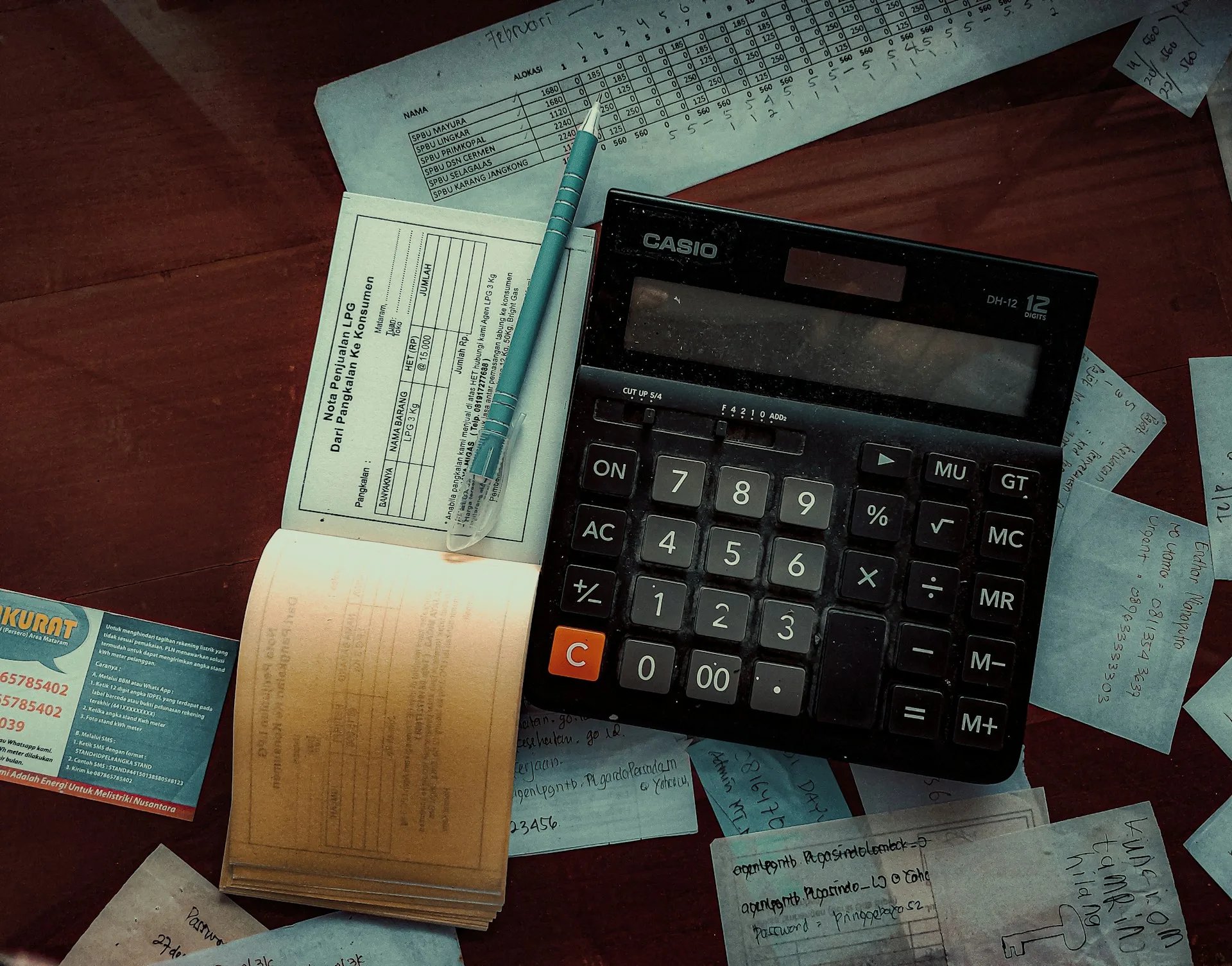 Calculatrice posée sur une feuille de déclaration fiscale, dans un bureau d'expert-comptable.