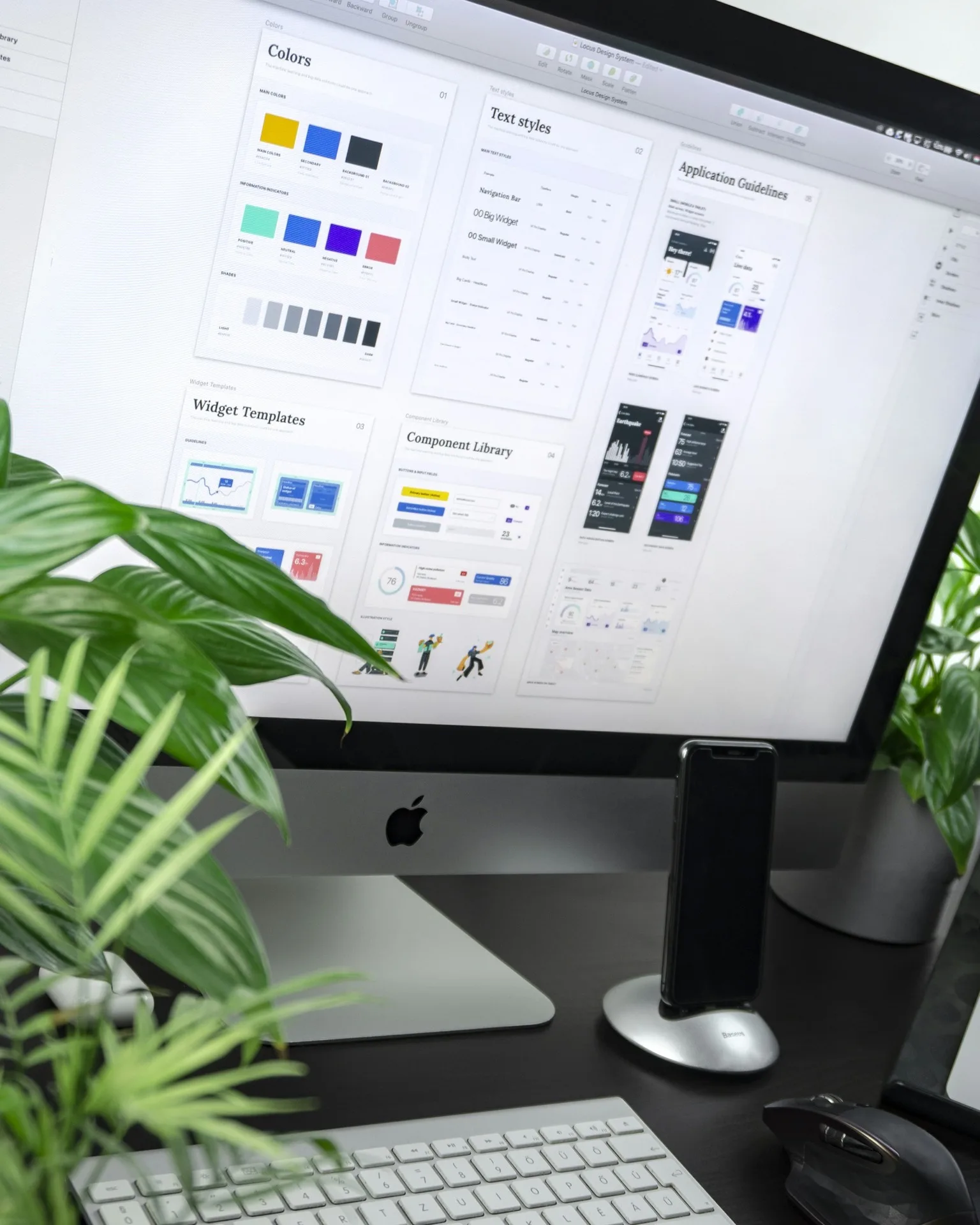 Écran iMac affichant un dégradé de couleurs en mode sombre